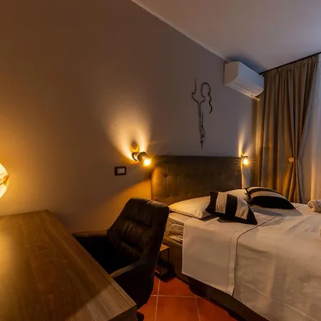 Ina's Garden Nicolas 莱诺