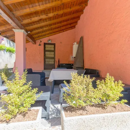 Ina's Garden Nicolas *