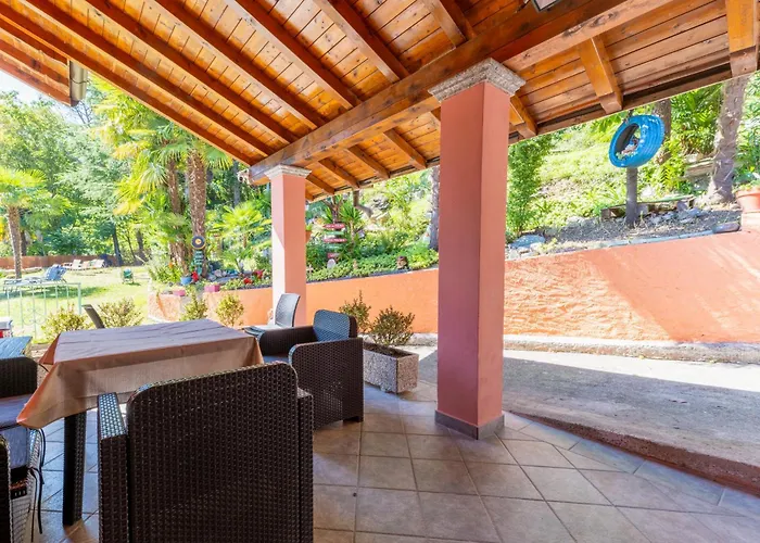 Ina's Garden Nicolas Semesterbostad *