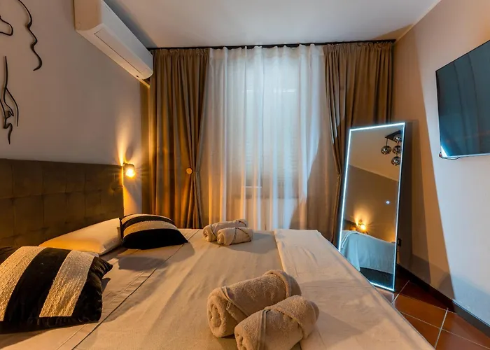 Ina's Garden Nicolas * Lenno