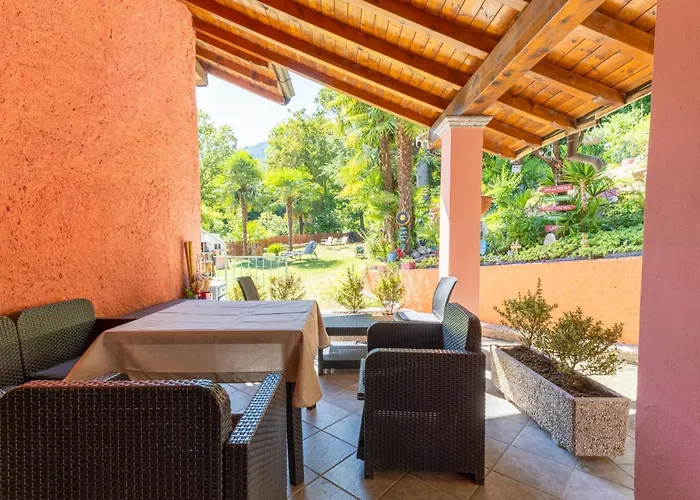 Semesterbostad Ina's Garden Nicolas Lenno